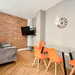 Modern & Bright 2 Bed Flat In Central Manchester