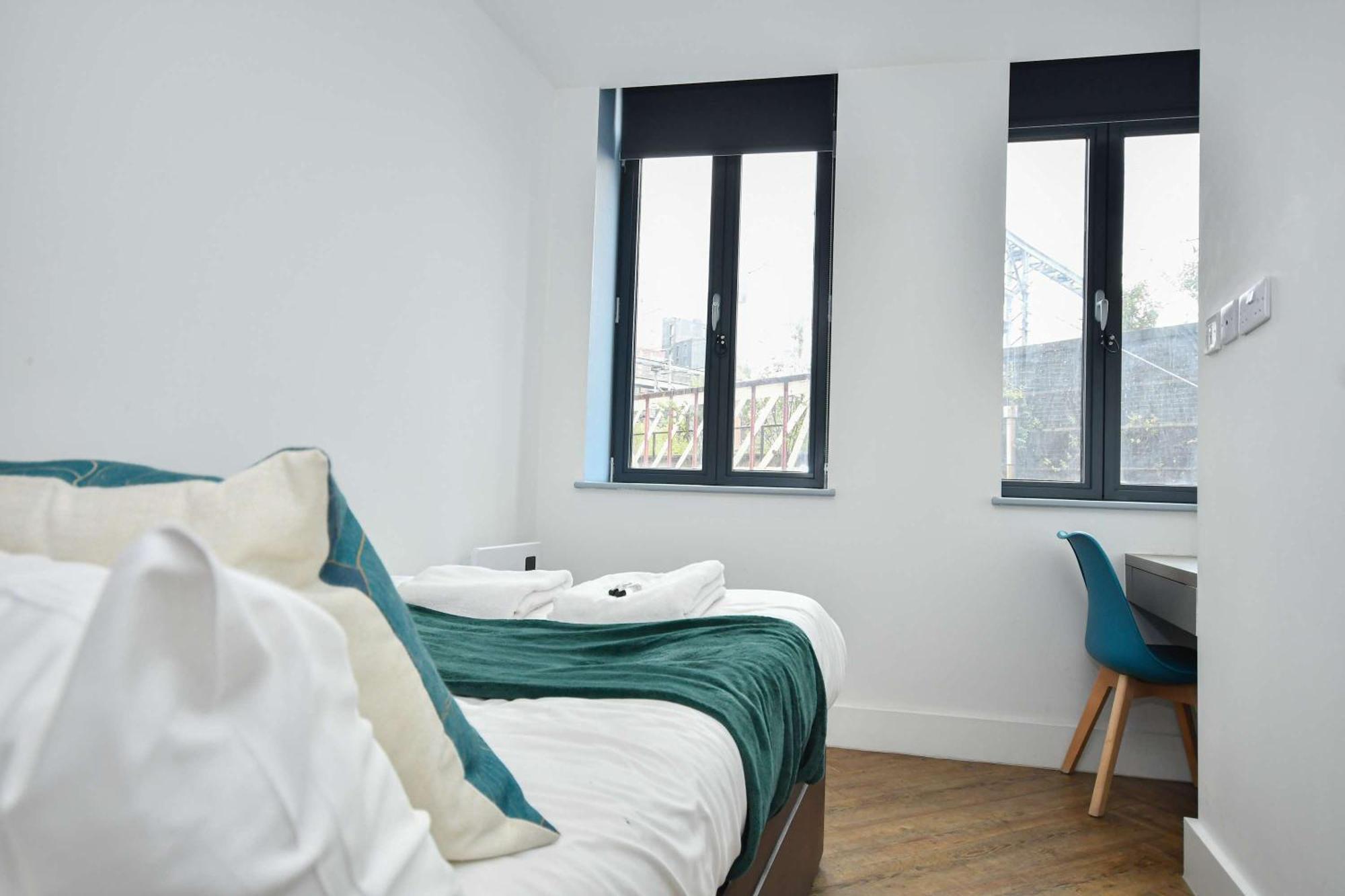 Modern & Bright 2 Bed Flat In Apartment Manchester