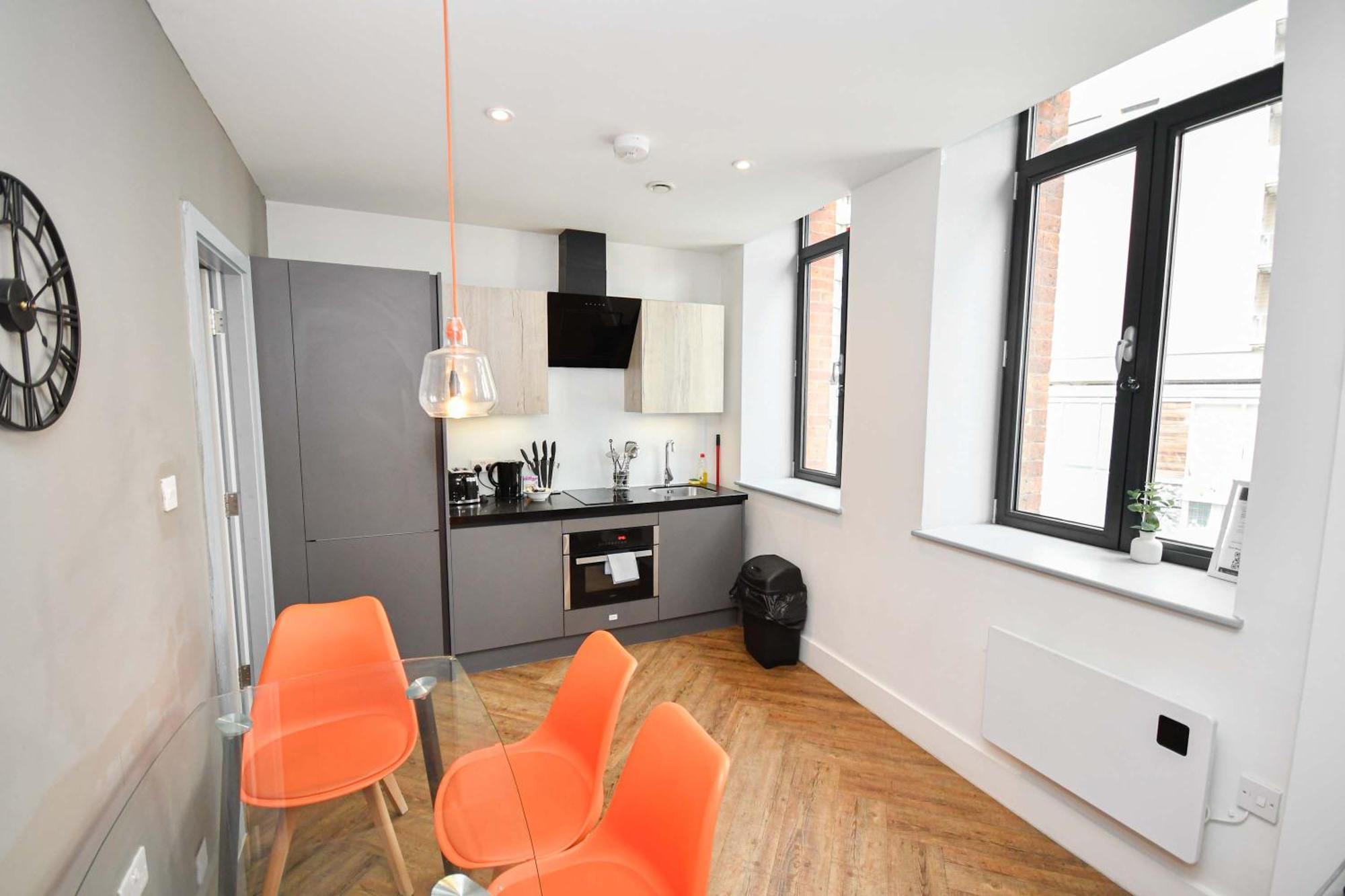 Modern & Bright 2 Bed Flat In Apartment