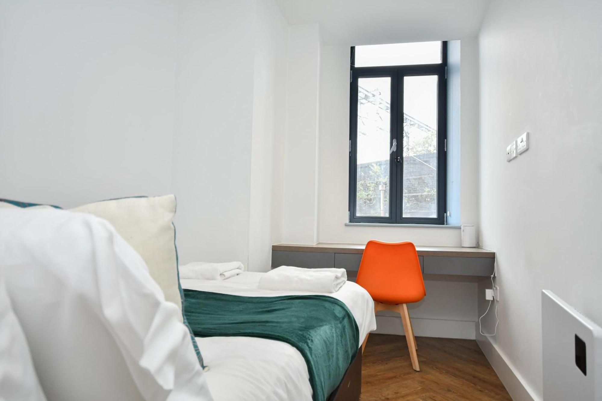 Modern & Bright 2 Bed Flat In Apartment *