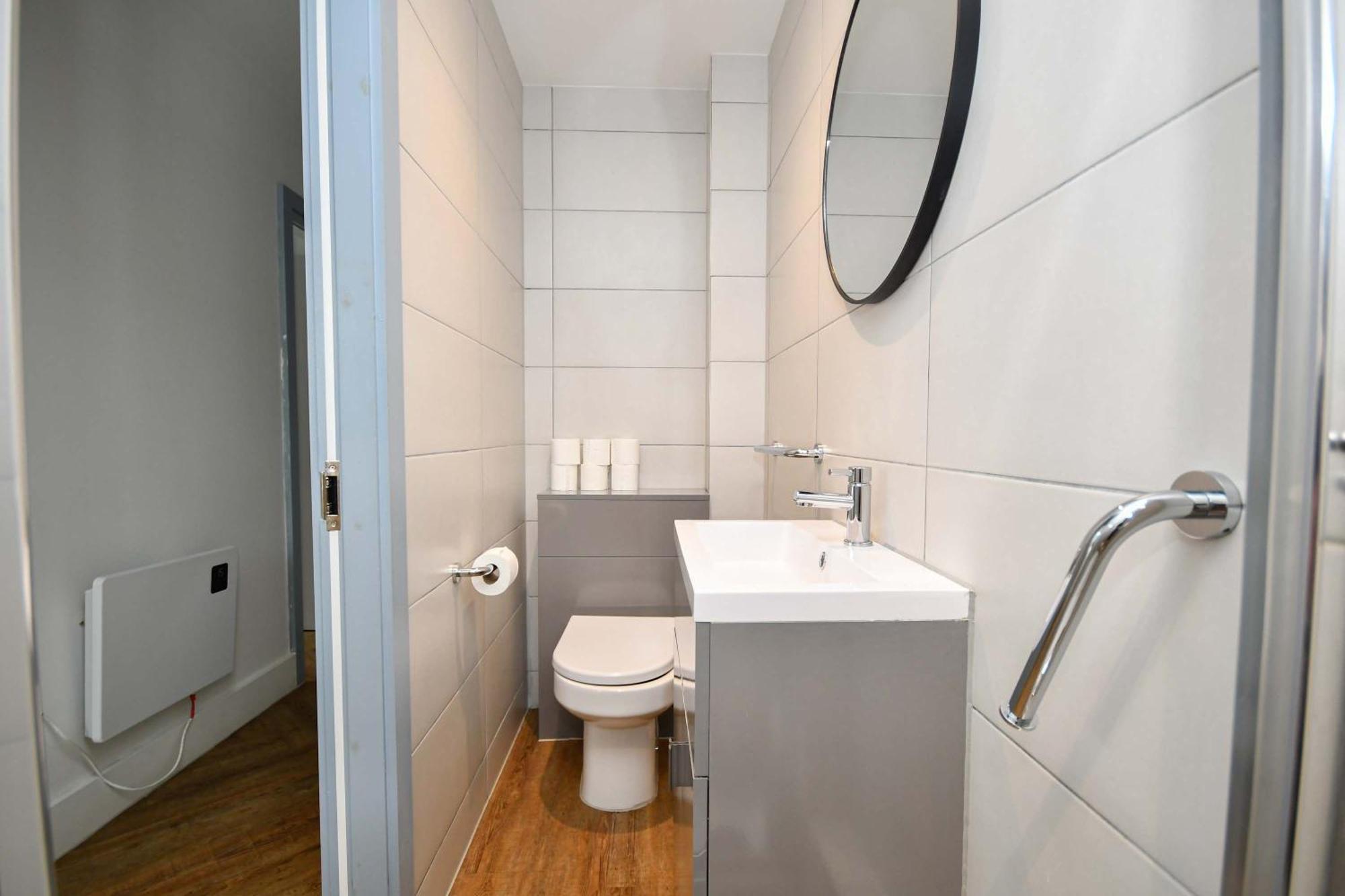 Modern & Bright 2 Bed Flat In Apartment *