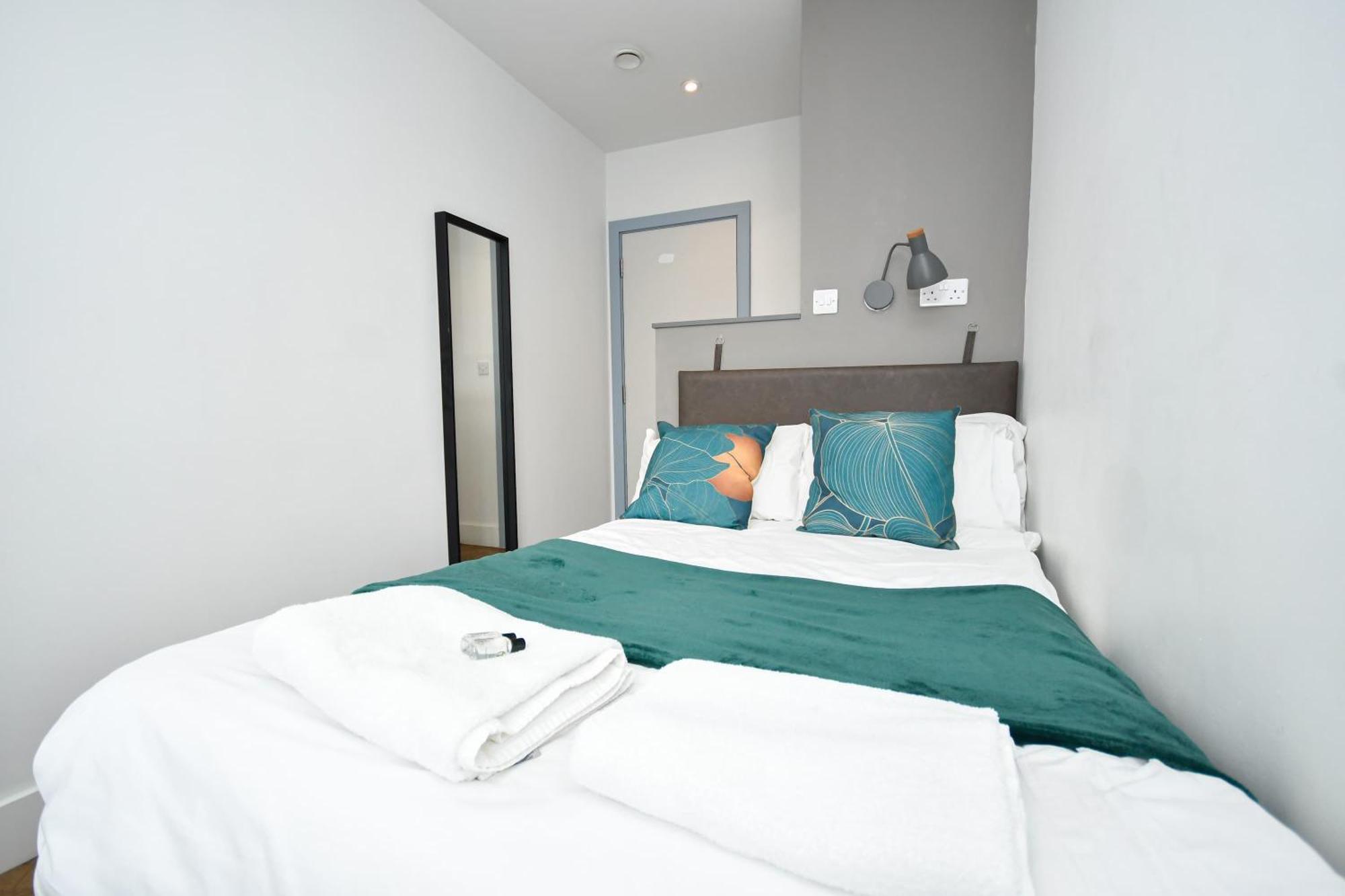Modern & Bright 2 Bed Flat In Apartment Manchester