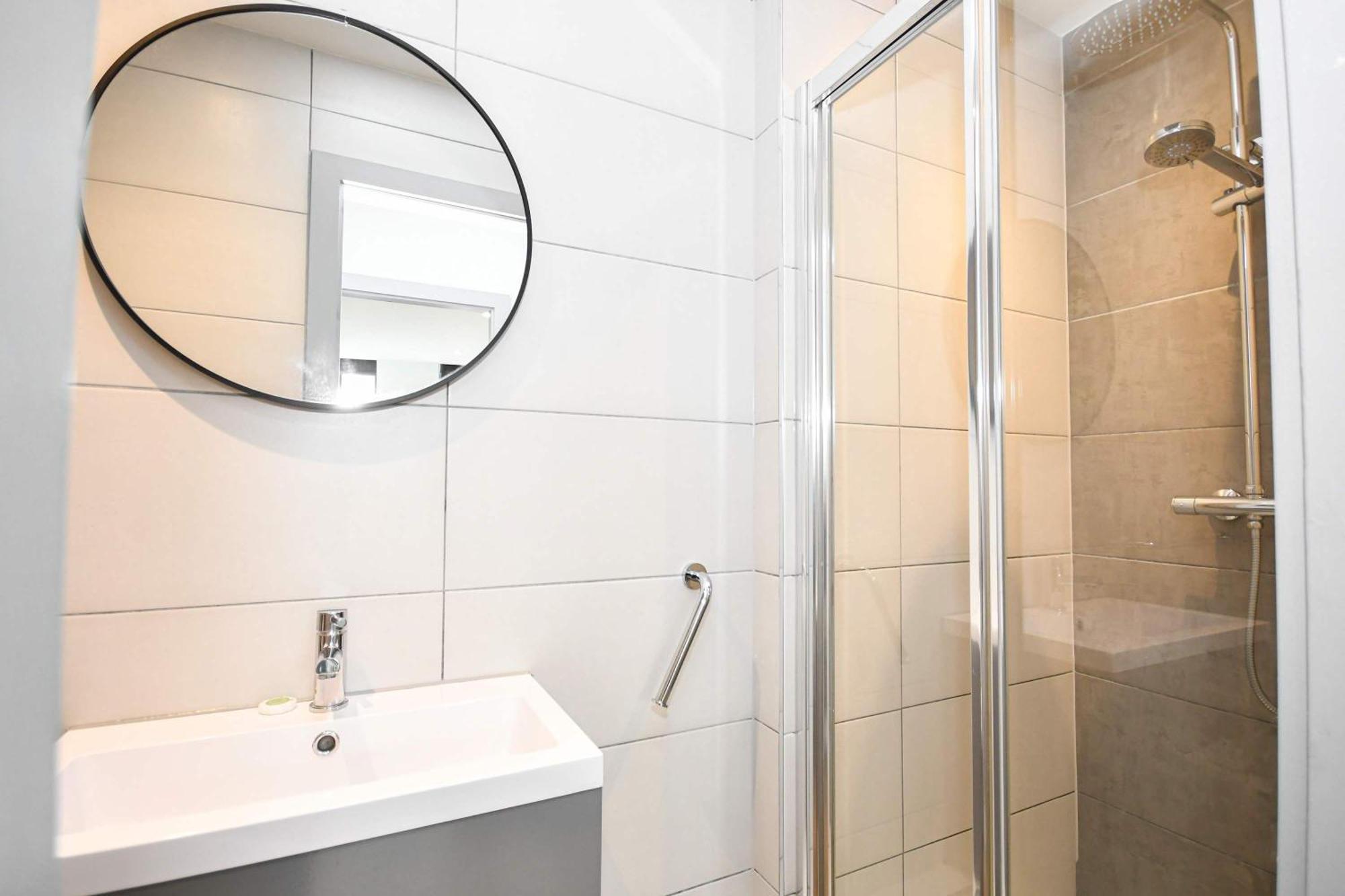 Modern & Bright 2 Bed Flat In Apartment Manchester