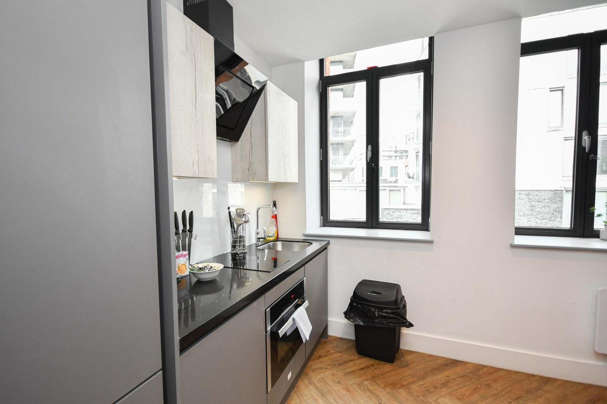 Modern & Bright 2 Bed Flat In Apartment *